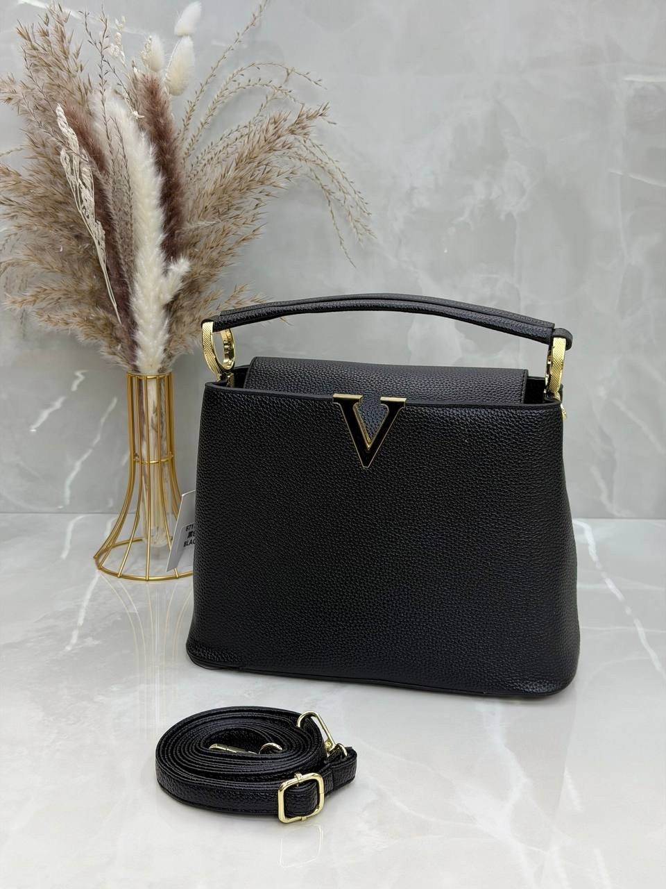 кожаная сумка louis vuitton capucines pm черная,сумка louis vuitton,louis vuitton женская сумка,louis vuitton capucines,сумка louis vuitton capucines