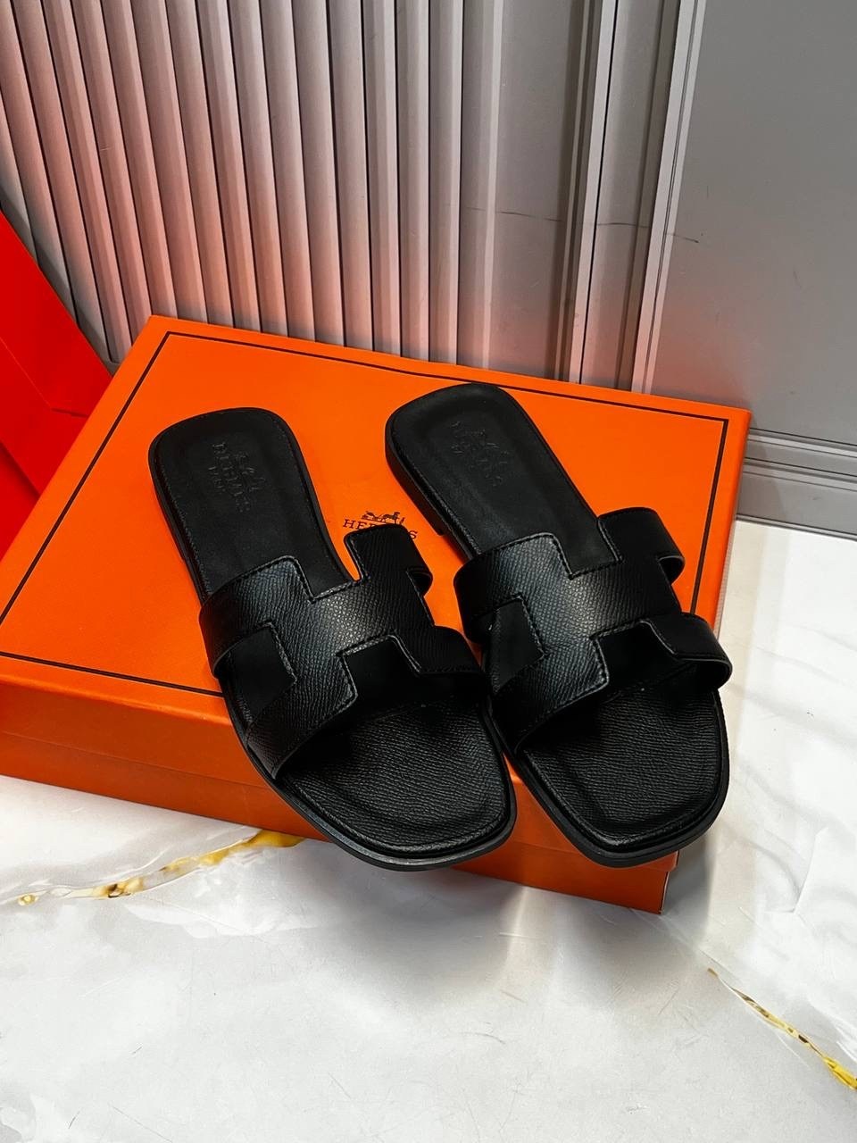 шлепки hermes женские,женские кожаные шлепки hermes oran коричневые,шлепки эрмес оран,шлепанцы hermes,шлепки эрмес коричневые