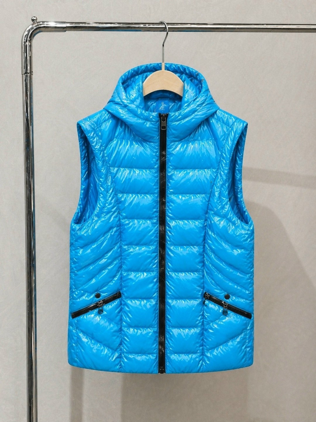 жилет женский,жилет,пуховой жилет,жилет с капюшоном,женская жилетка