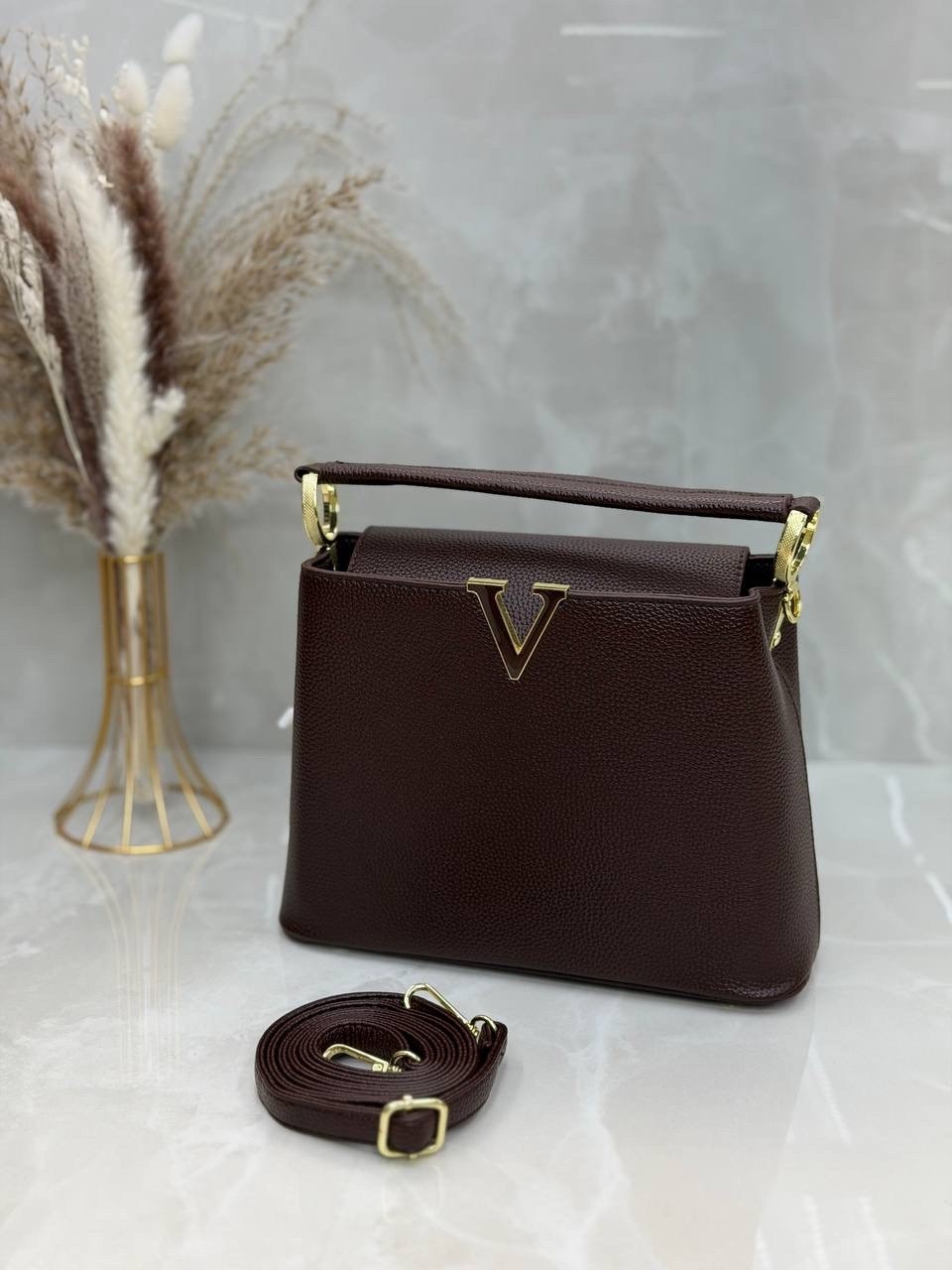 кожаная сумка louis vuitton capucines pm черная,сумка louis vuitton,louis vuitton женская сумка,louis vuitton capucines,сумка louis vuitton capucines