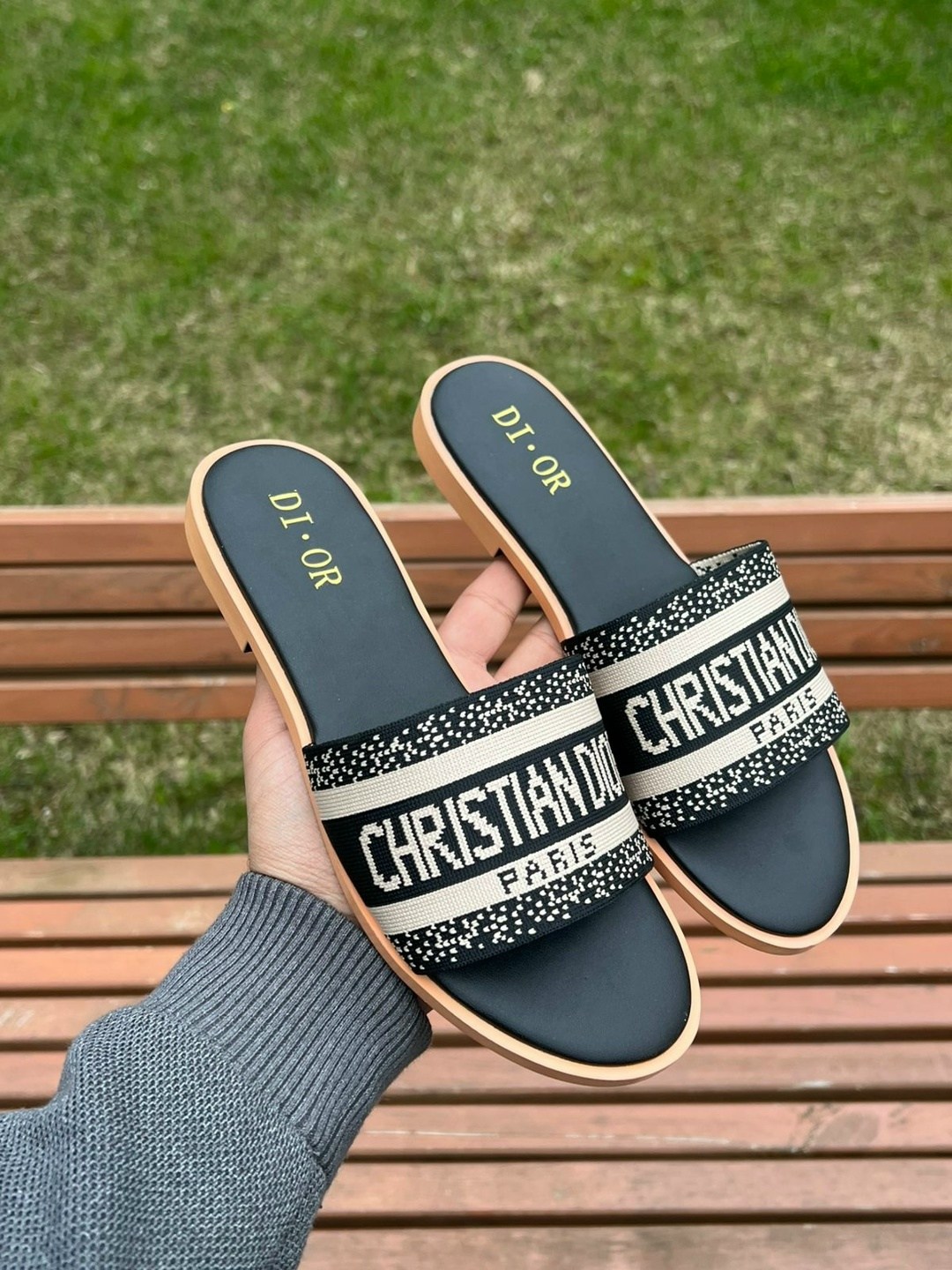 шлепанцы кристиан диор,шлепки диор женские,шлепанцы женские christian dior,шлепанцы christian dior,шлепки диор