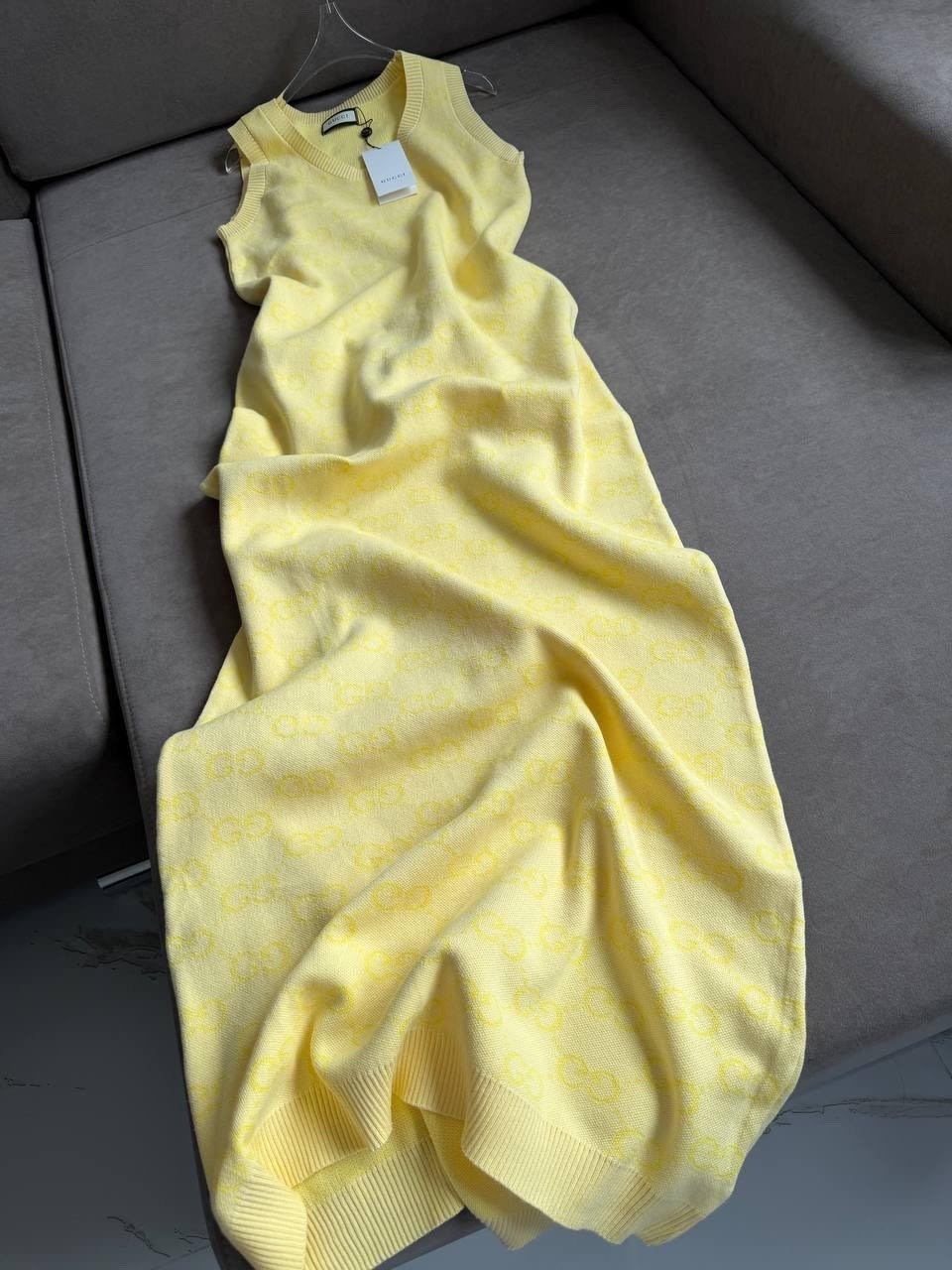 свитер гуччи женский,вязаные жилеты,желтый свитер гуччи,желтый свитер,безрукавка