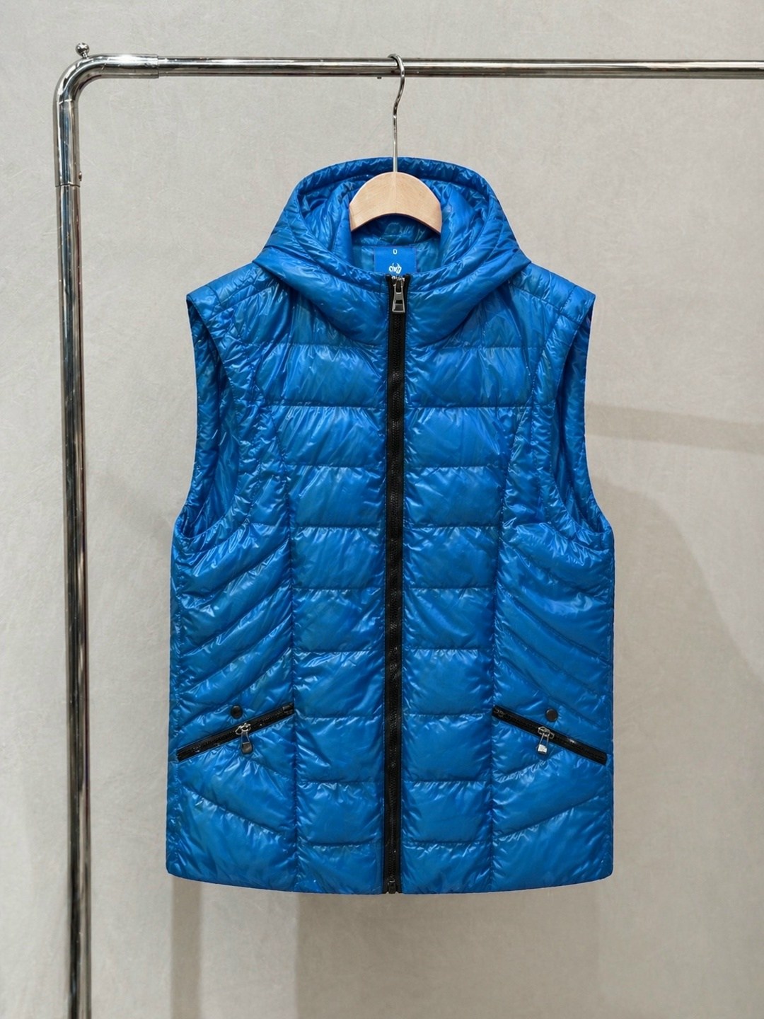 жилет женский,жилет,пуховой жилет,жилет с капюшоном,женская жилетка