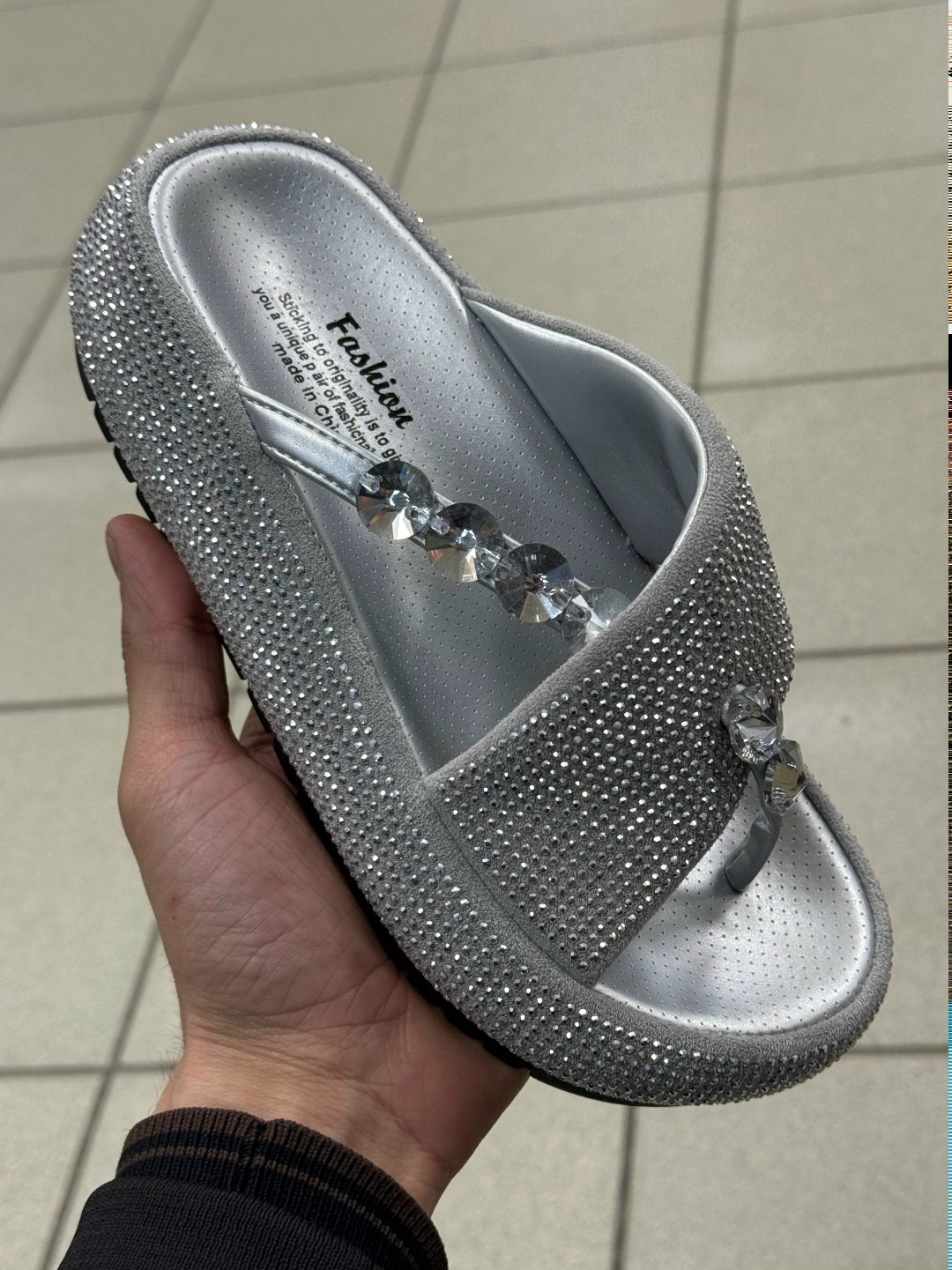 шлепанцы со стразами,шлепанцы женские,шлепанцы женские серебристые,шлепки со стразами,тапочки со стразами женские летние