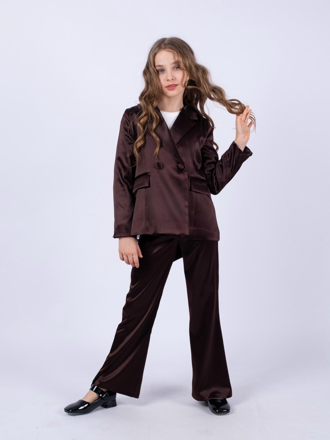 костюм атласный,девушки в атласном брючном костюме,костюм с поясом,костюм с брюками,атласный жакет