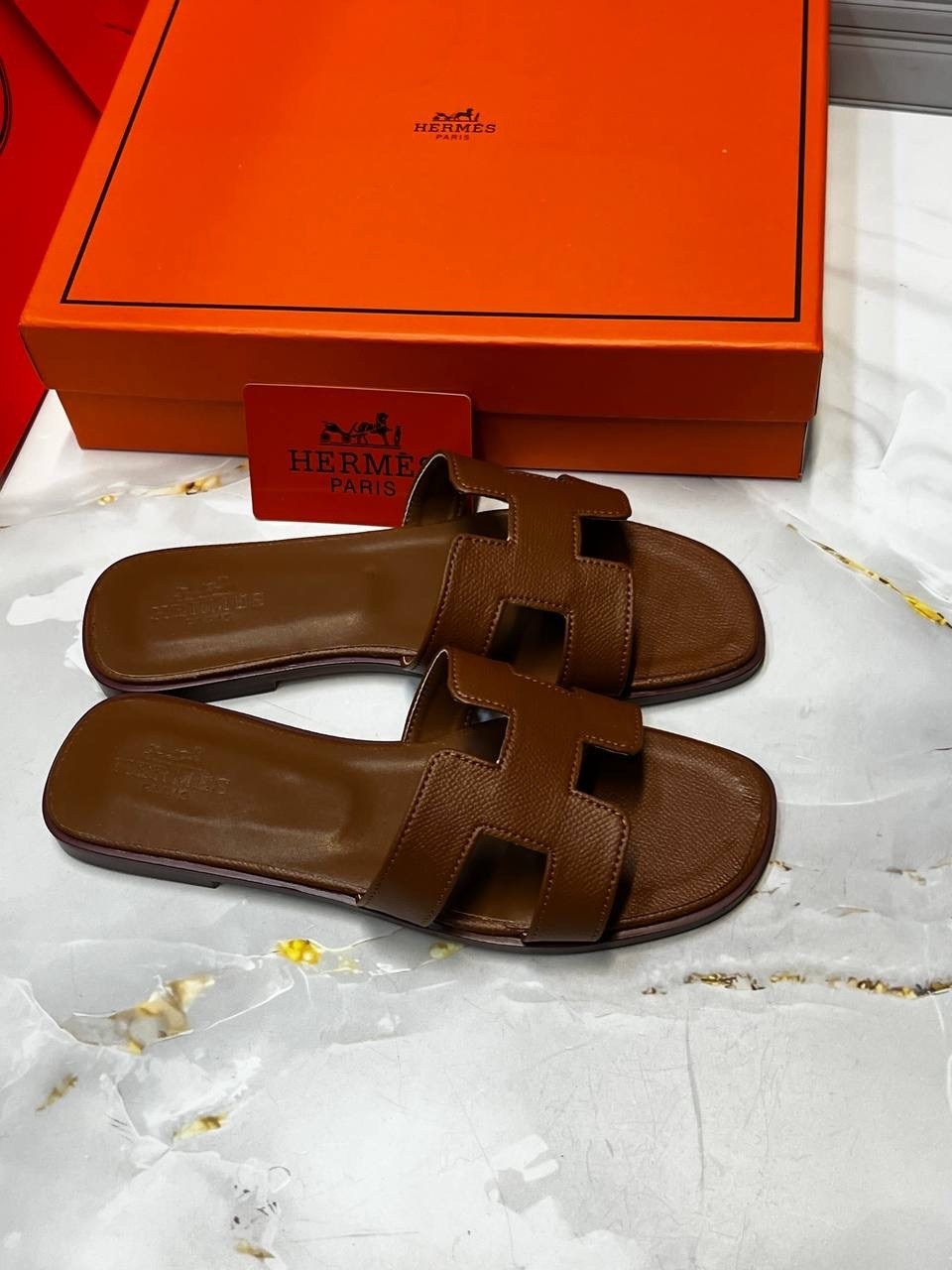 шлепки hermes женские,женские кожаные шлепки hermes oran коричневые,шлепки эрмес оран,шлепанцы hermes,шлепки эрмес коричневые