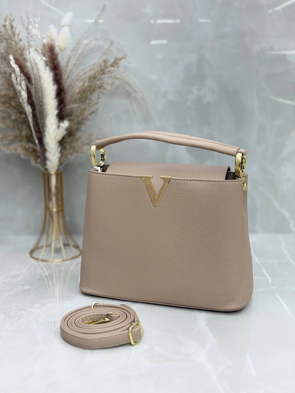 кожаная сумка louis vuitton capucines pm черная,сумка louis vuitton,louis vuitton женская сумка,louis vuitton capucines,сумка louis vuitton capucines