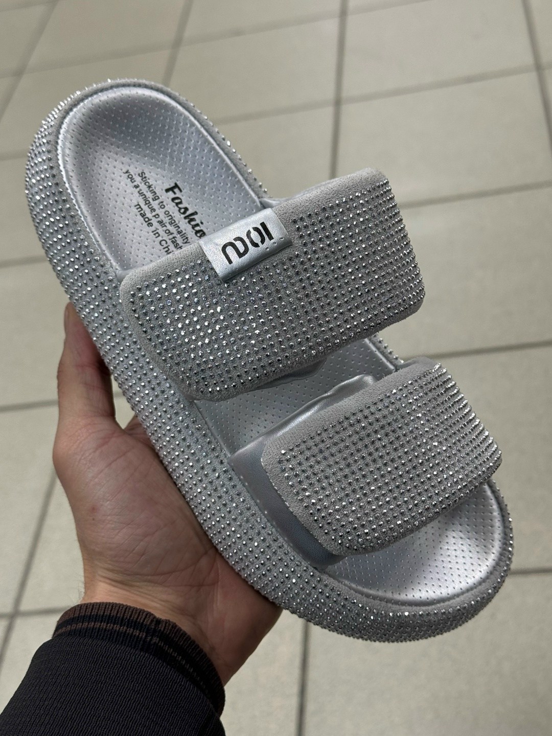 шлепанцы со стразами,шлепанцы женские,шлепанцы женские серебристые,шлепки со стразами,тапочки со стразами женские летние