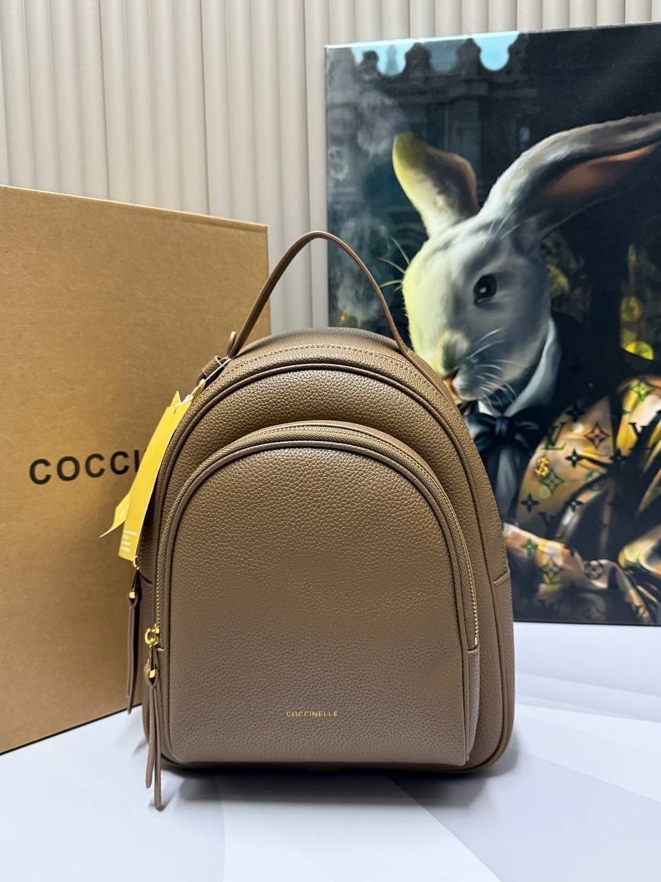 рюкзак coccinelle,женские рюкзаки,кожаный рюкзак молочного цвета coccinelle,рюкзак,рюкзак бежевый