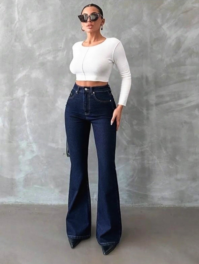 джинсы женские клеш,джинсы женские клеш с высокой посадкой,джинсы женские клеш от колена синие модные,джинсы клеш от колена прямые,расклешенные джинсы