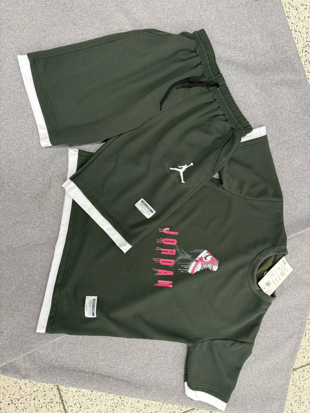 мужской спортивный костюм с шортами и футболкой,мужской спортивный костюм с шортами,костюм спортивный мужской,спортивные костюмы,мужской костюм с шортами