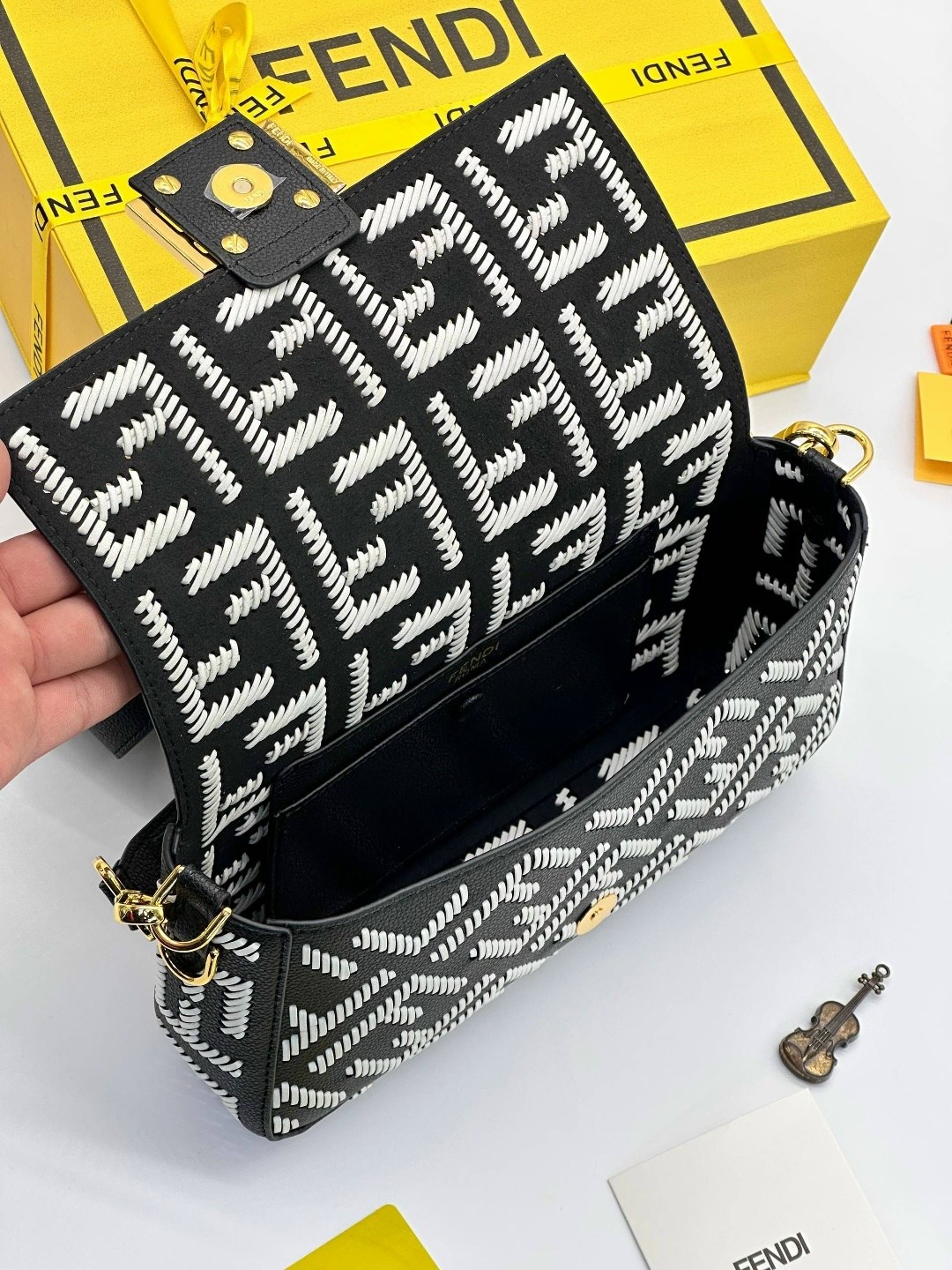 сумка fendi,fendi сумка на плечо,сумка фенди,женская сумка fendi,fendi сумка багет