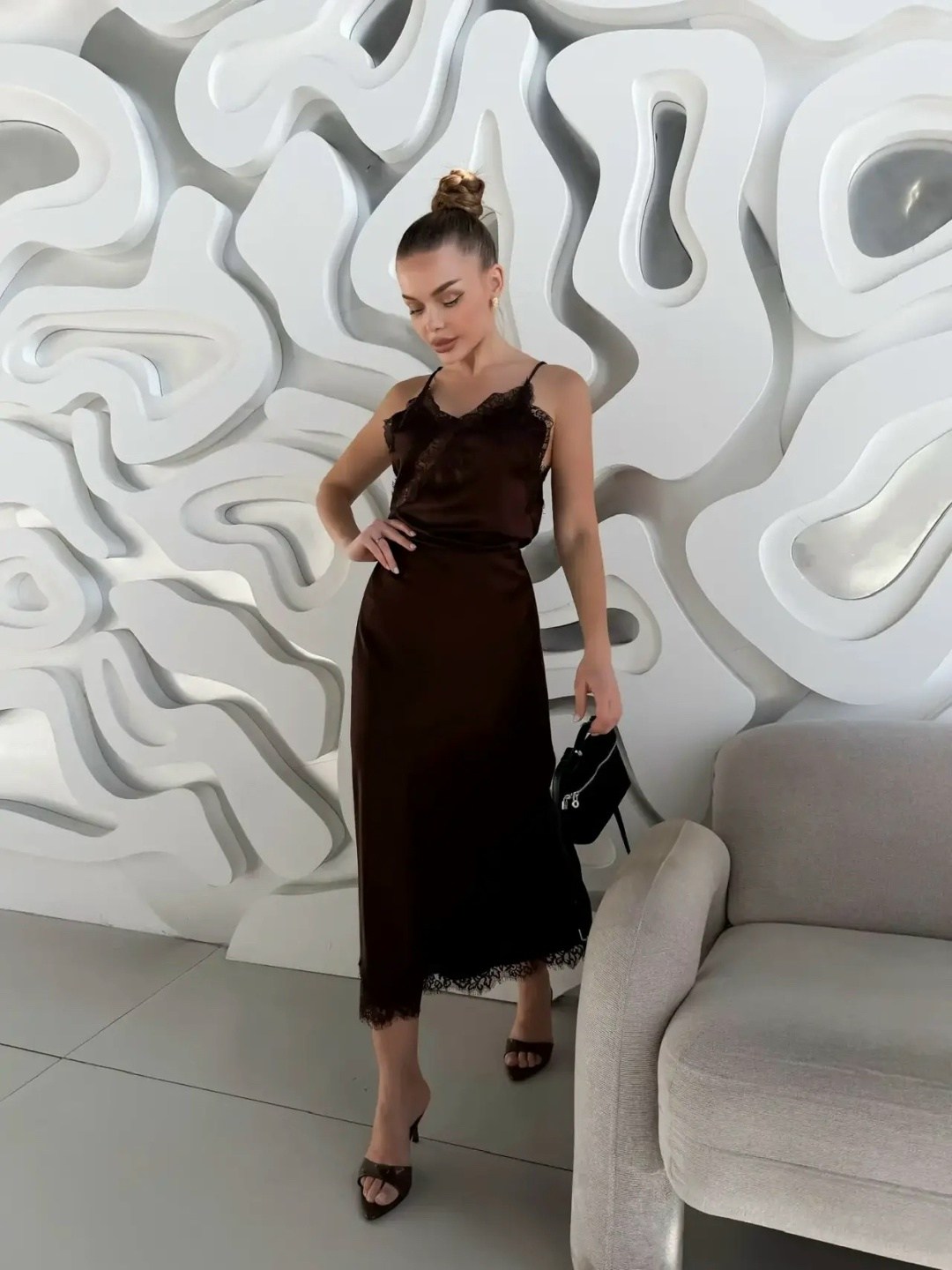 шоколадное платье комбинация,шелковое платье комбинация миди шоколадного цвета коричневое,шелковое платье комбинация,шелковое платье,платье комбинация