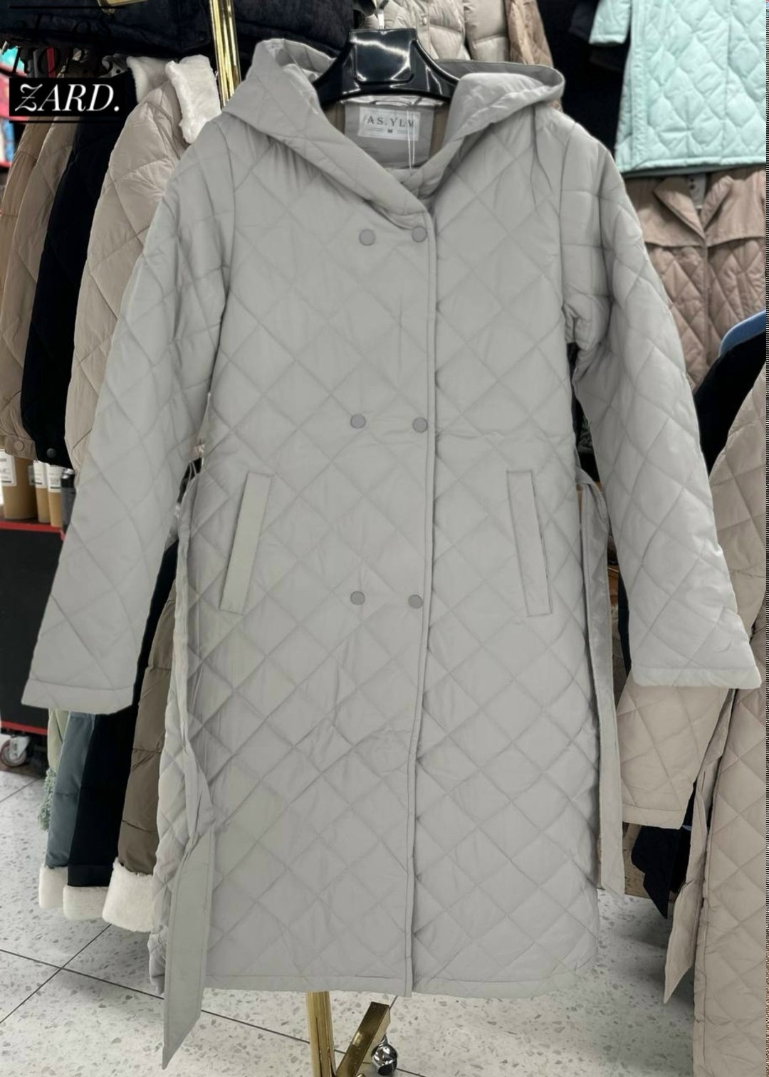 удлиненная куртка,женская демисезонная куртка,демисезонная куртка,стеганое пальто с капюшоном,стеганое пальто женское демисезонное