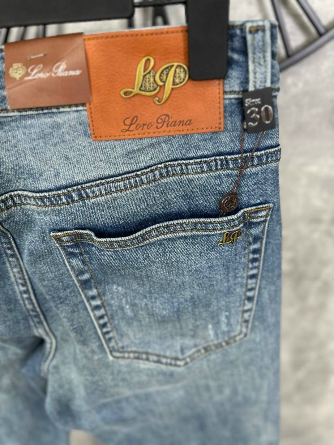 джинсы мужские,джинсы,мужские светло-синие джинсы dolce&gabbana,джинсы дольче габбана мужские,джинсы стильные