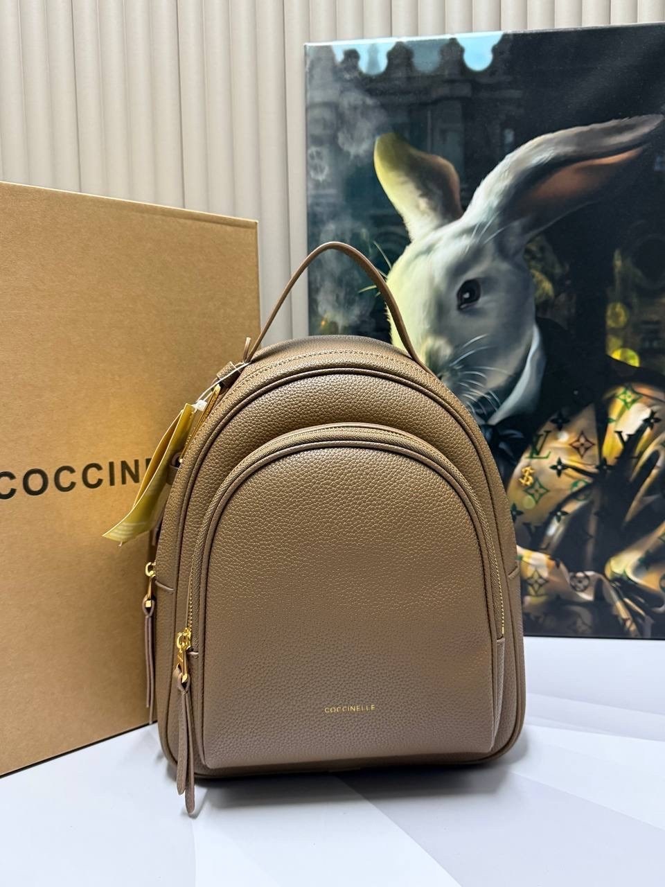 рюкзак coccinelle,женские рюкзаки,кожаный рюкзак молочного цвета coccinelle,рюкзак,рюкзак бежевый