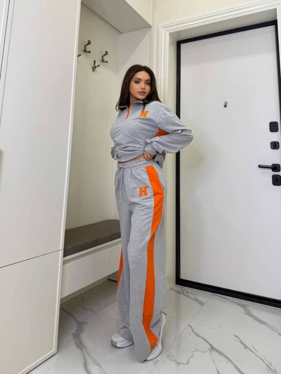 женский спортивный костюм,костюм женский с лампасами в спортивном стиле,спортивный костюм женски,спортивные костюм,стильные костюмы