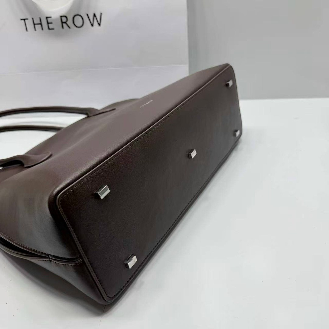 темно-коричневая кожаная сумка the row soft margaux 15,сумка the row,сумка-the-row-margaux-12-темно-коричневая,женская кожаная сумка the row margaux 17 темно-коричневая,темно-коричневая кожаная сумка