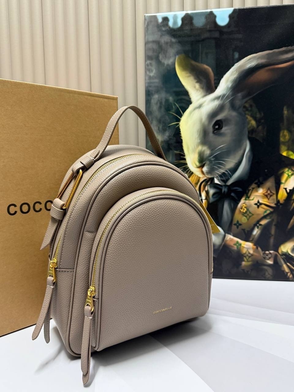 рюкзак coccinelle,женские рюкзаки,кожаный рюкзак молочного цвета coccinelle,рюкзак,рюкзак бежевый