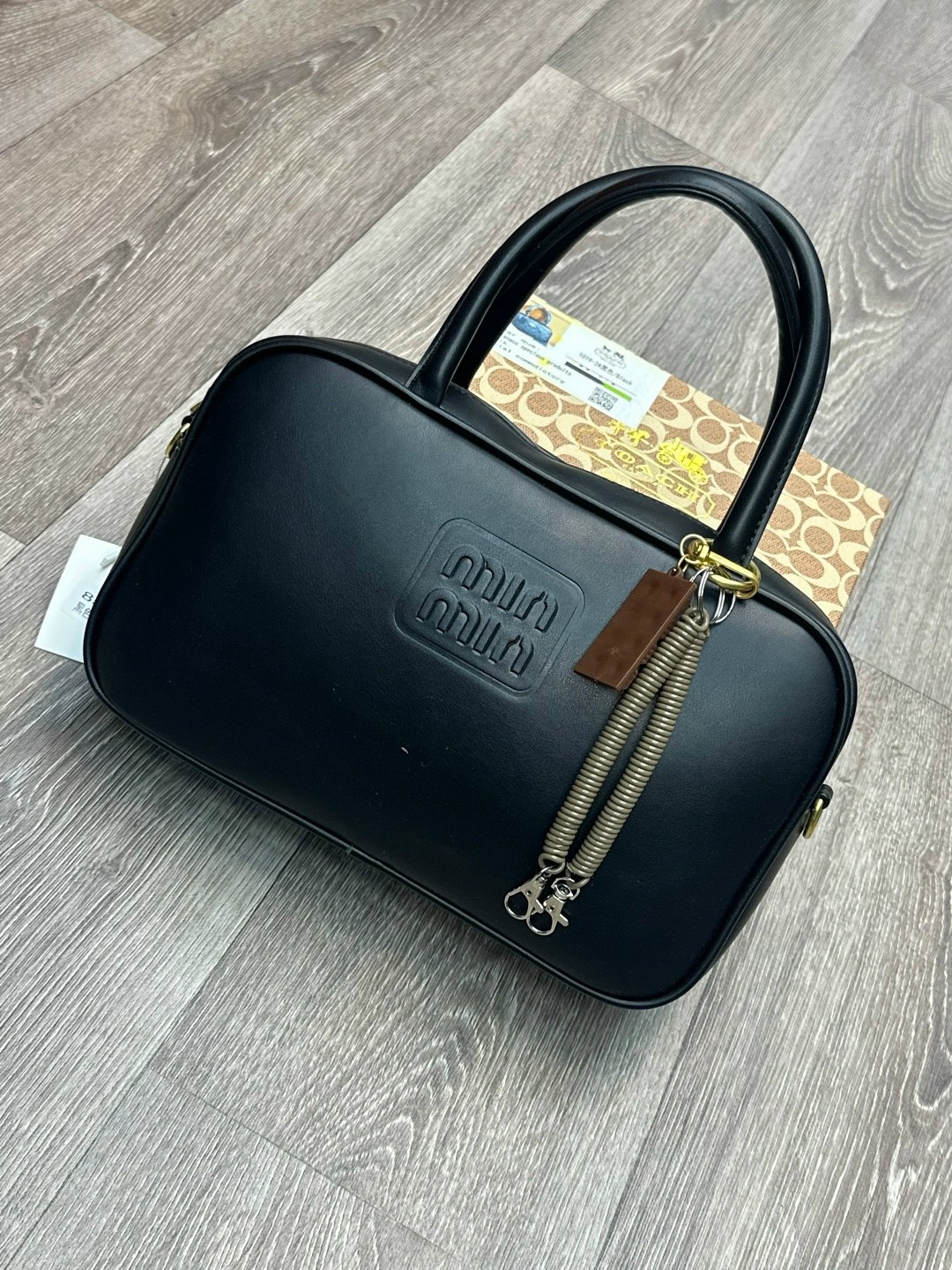 женская кожаная сумка miu miu arcadie mini белая,miu miu сумка,белые женские сумки miu miu,сумка женская miu miu,сумка