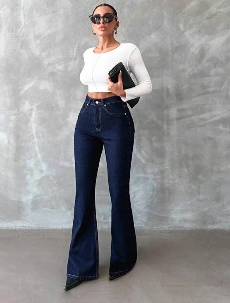 джинсы женские клеш,джинсы женские клеш с высокой посадкой,джинсы женские клеш от колена синие модные,джинсы клеш от колена прямые,расклешенные джинсы