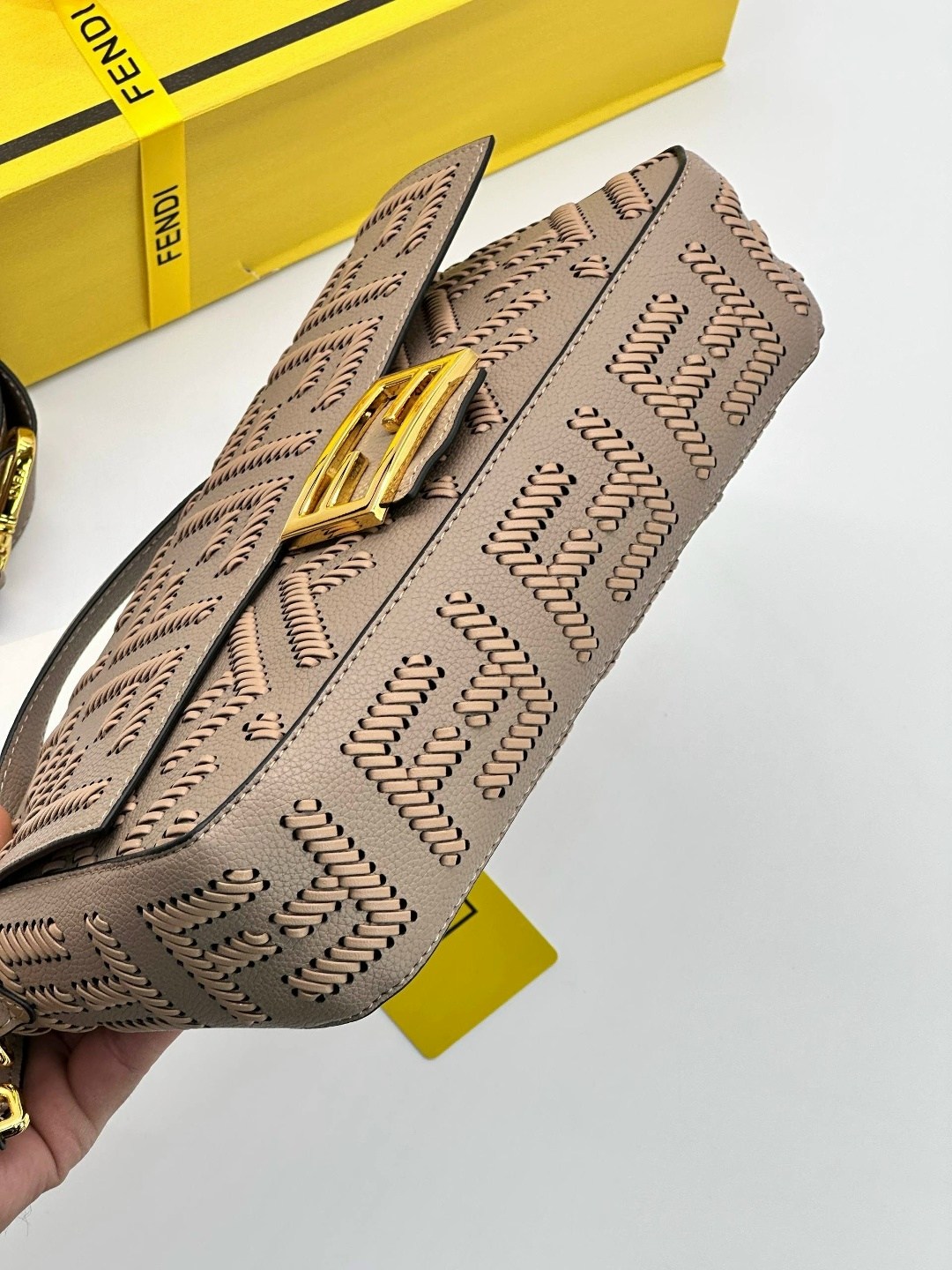 сумка fendi,fendi сумка багет,fendi сумка на плечо,женская сумка fendi,сумка фенди