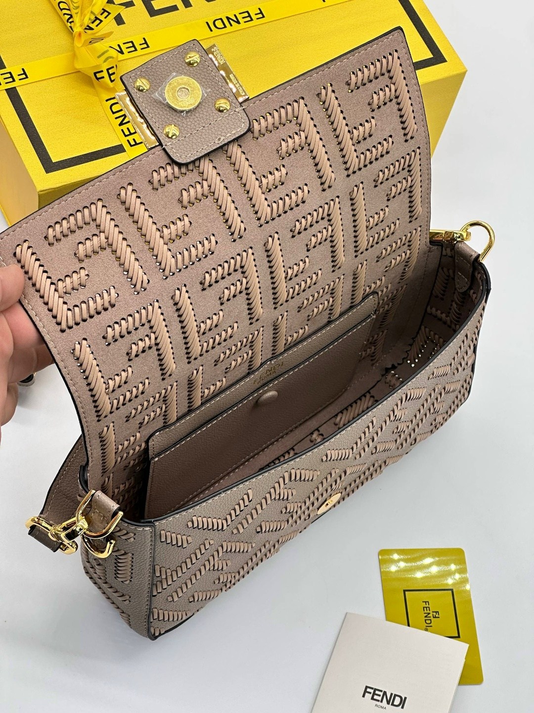 сумка fendi,fendi сумка багет,fendi сумка на плечо,женская сумка fendi,сумка фенди