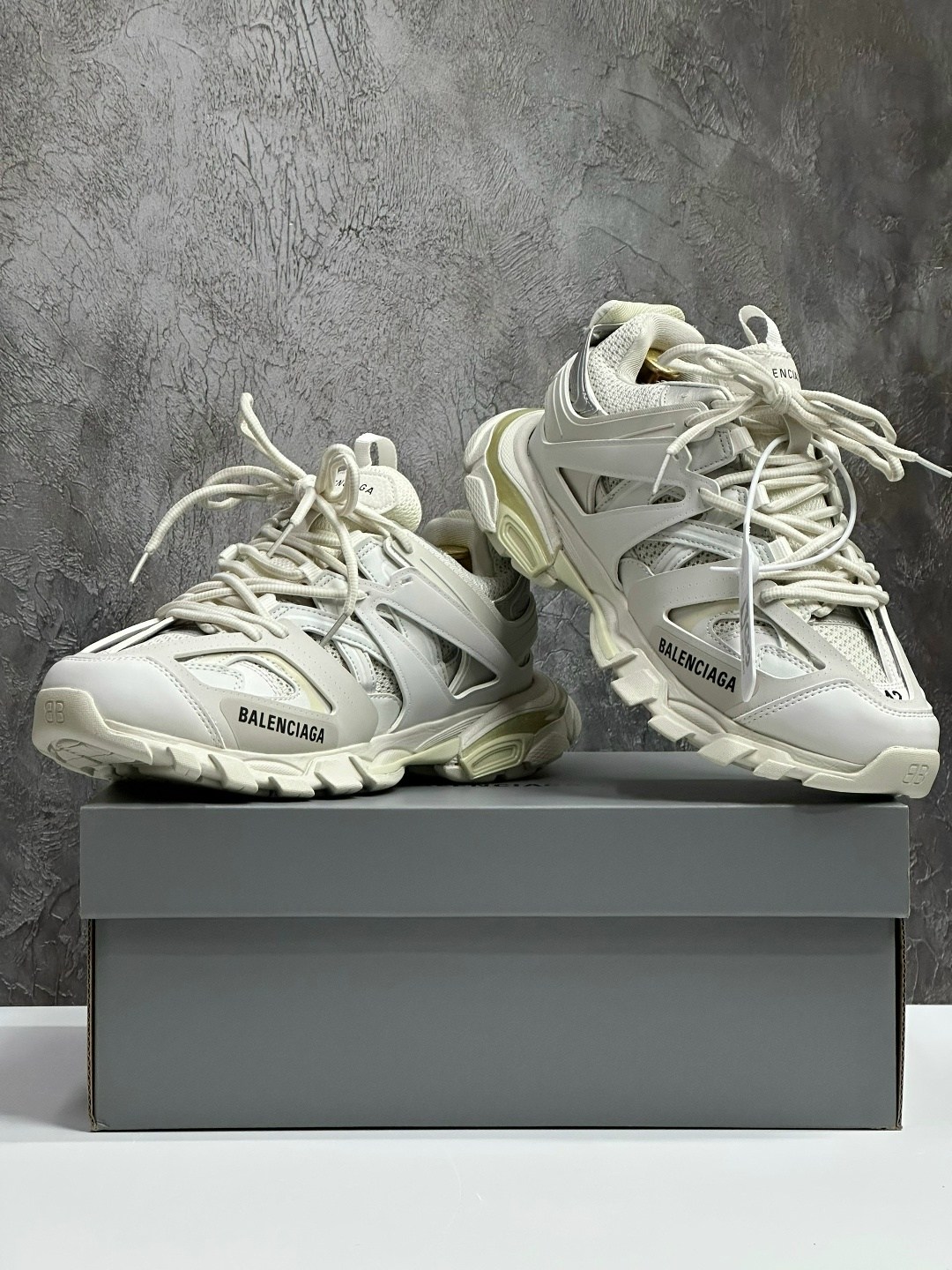 баленсиага трек кроссовки мужские,кроссовки balenciaga track,кроссовки balenciaga,кроссовки баленсиага трек белые,мужские кроссовки balenciaga track белые с серым