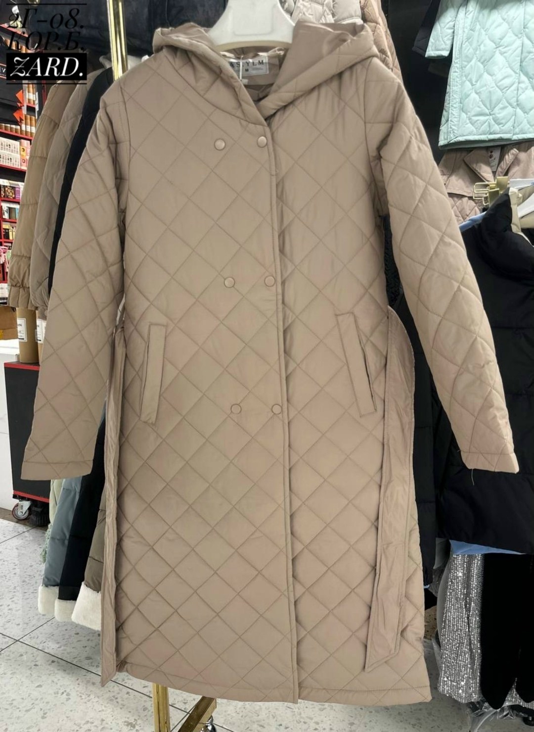 удлиненная куртка,женская демисезонная куртка,демисезонная куртка,стеганое пальто с капюшоном,стеганое пальто женское демисезонное