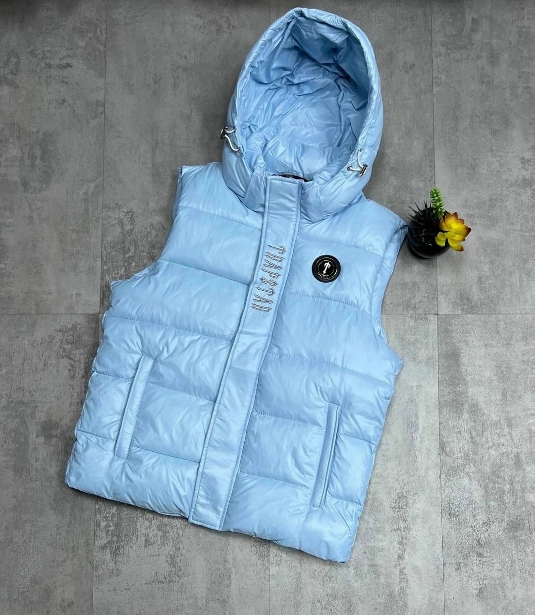 жилетка moncler,жилетка с капюшоном,жилетка монклер серая,жилет зимний,жилетка