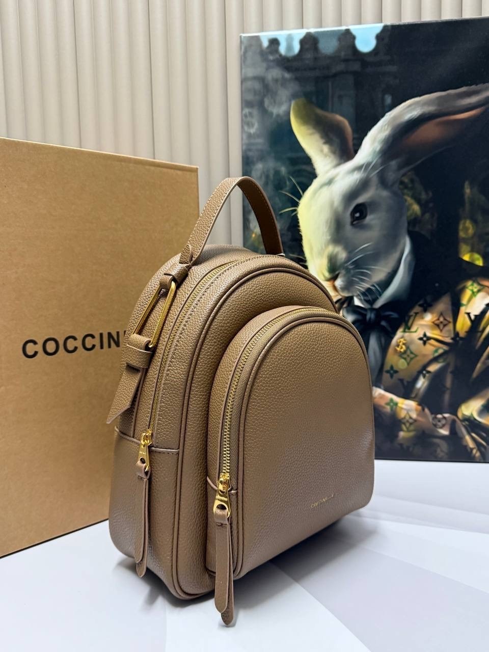 рюкзак coccinelle,женские рюкзаки,кожаный рюкзак молочного цвета coccinelle,рюкзак,рюкзак бежевый