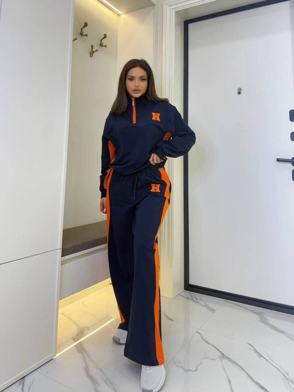 женский спортивный костюм,костюм женский с лампасами в спортивном стиле,спортивный костюм женски,спортивные костюм,стильные костюмы