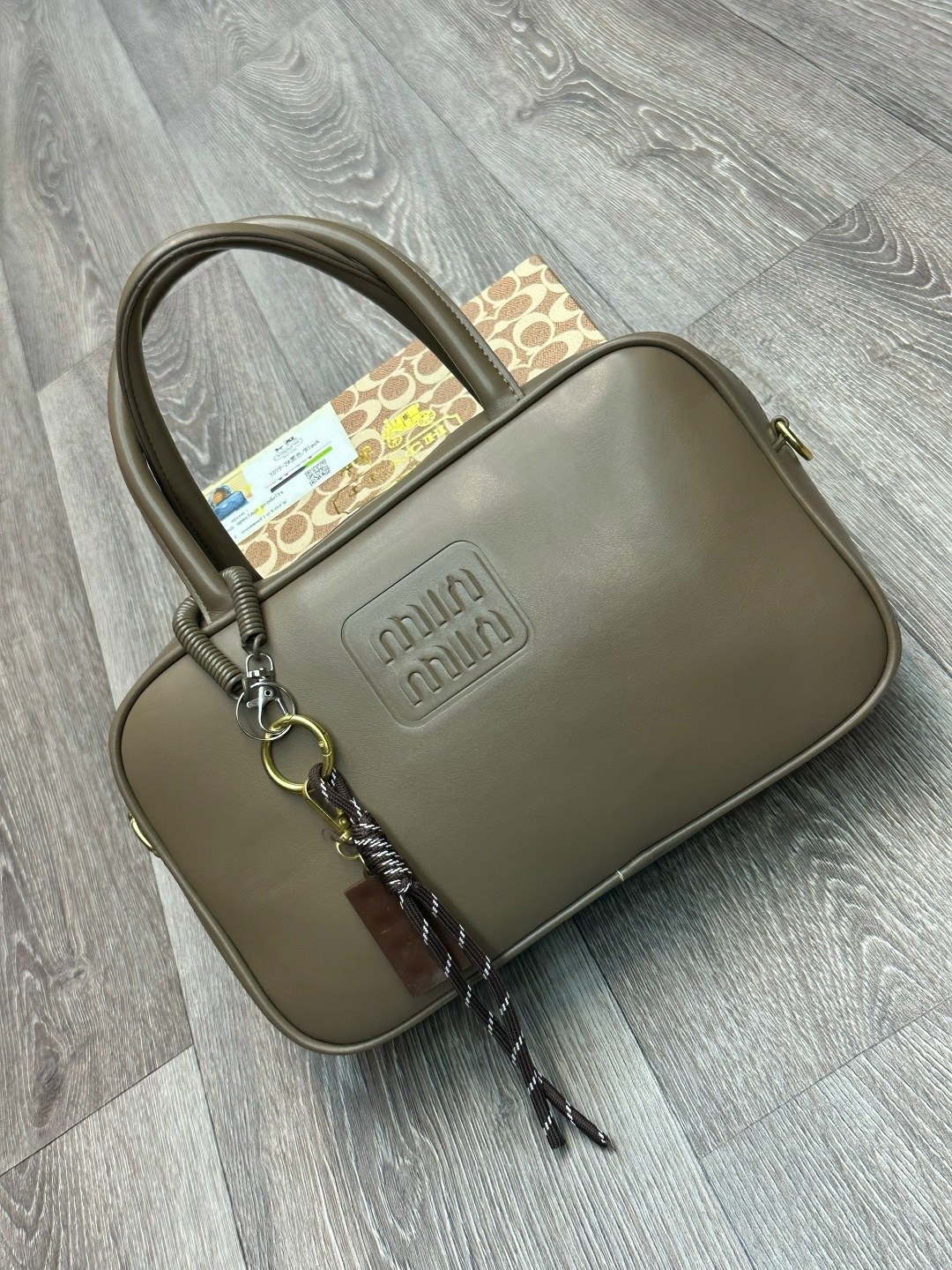 женская кожаная сумка miu miu arcadie mini белая,miu miu сумка,белые женские сумки miu miu,сумка женская miu miu,сумка