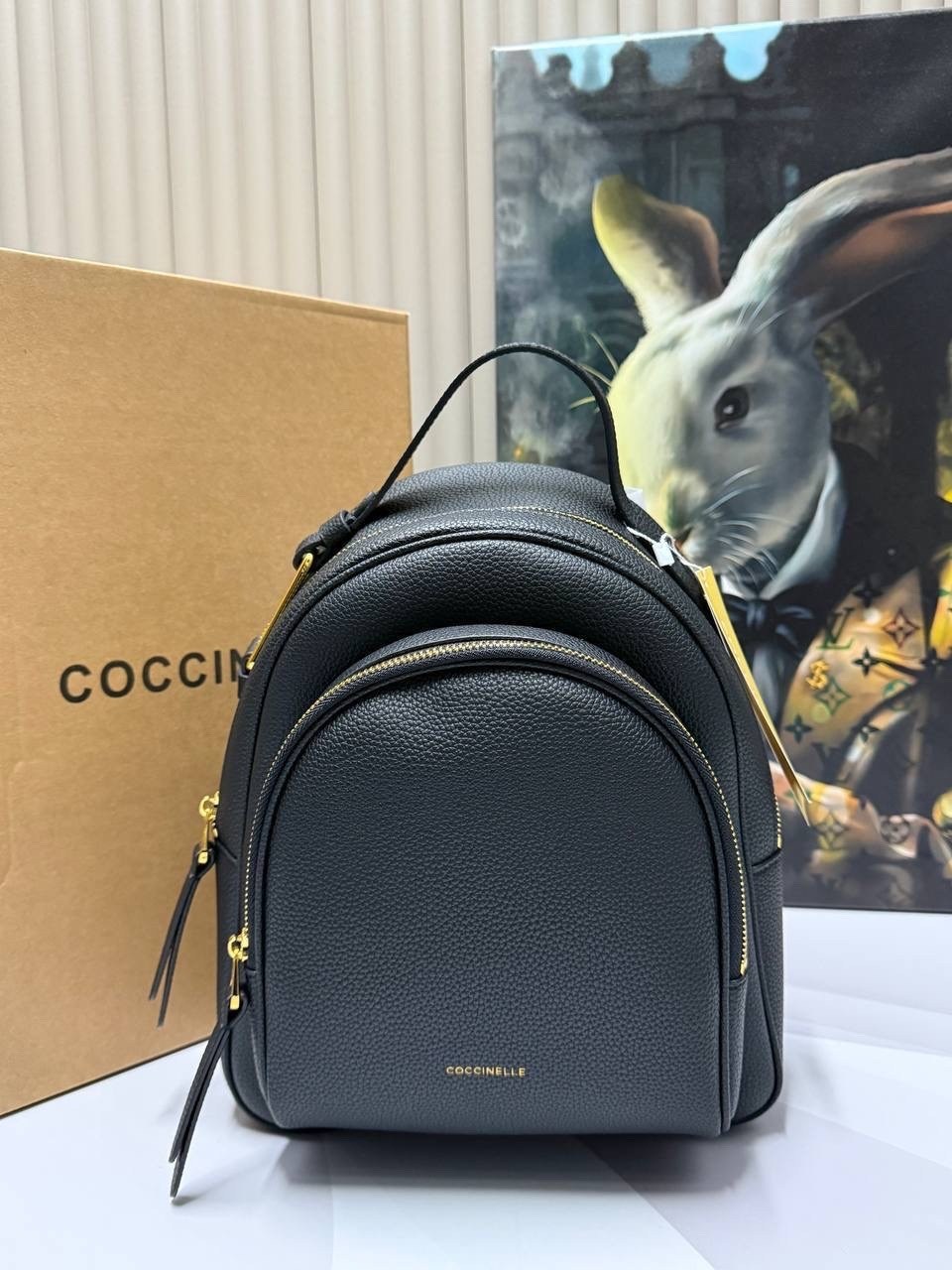 рюкзак coccinelle,женские рюкзаки,кожаный рюкзак молочного цвета coccinelle,рюкзак,рюкзак бежевый