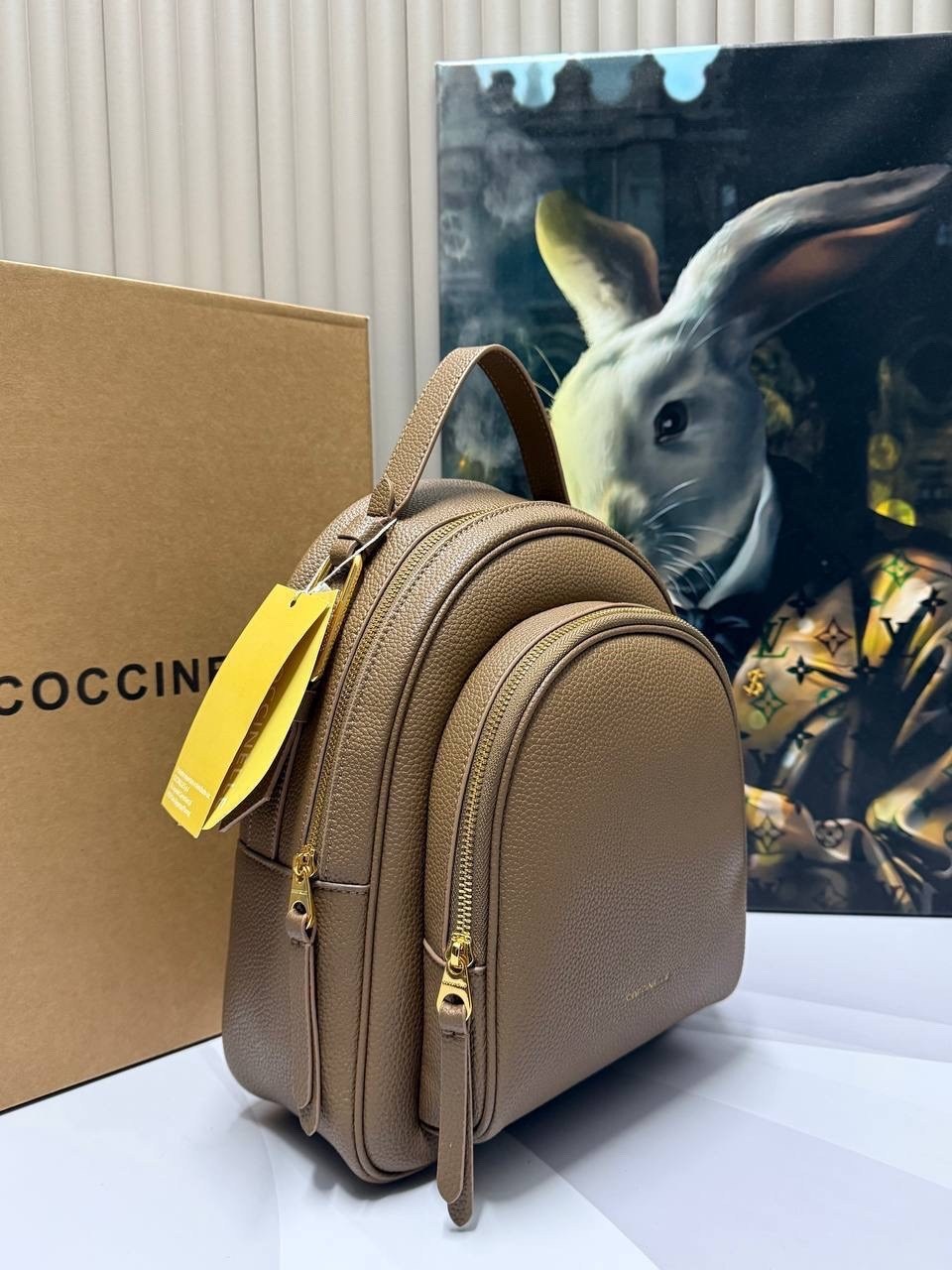 рюкзак coccinelle,женские рюкзаки,кожаный рюкзак молочного цвета coccinelle,рюкзак,рюкзак бежевый