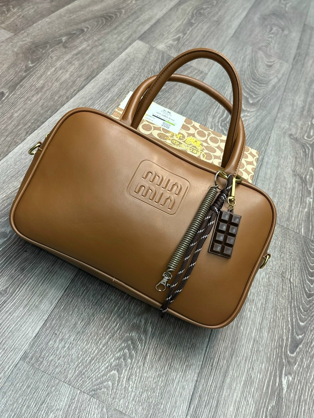 женская кожаная сумка miu miu arcadie mini белая,miu miu сумка,белые женские сумки miu miu,сумка женская miu miu,сумка