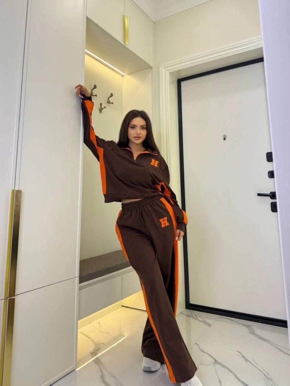 женский спортивный костюм,костюм женский с лампасами в спортивном стиле,спортивный костюм женски,спортивные костюм,стильные костюмы