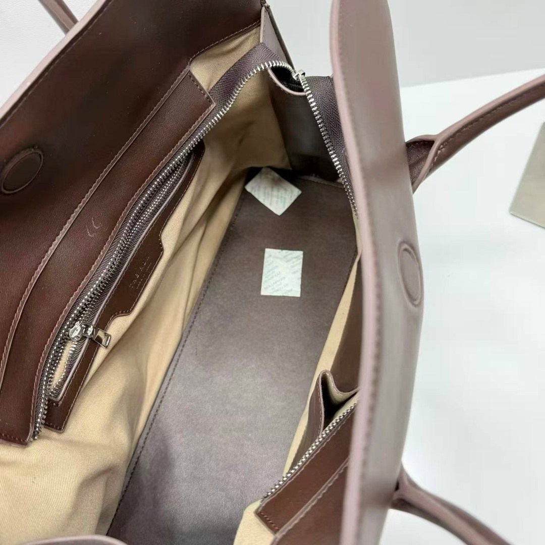 темно-коричневая кожаная сумка the row soft margaux 15,сумка the row,сумка-the-row-margaux-12-темно-коричневая,женская кожаная сумка the row margaux 17 темно-коричневая,темно-коричневая кожаная сумка