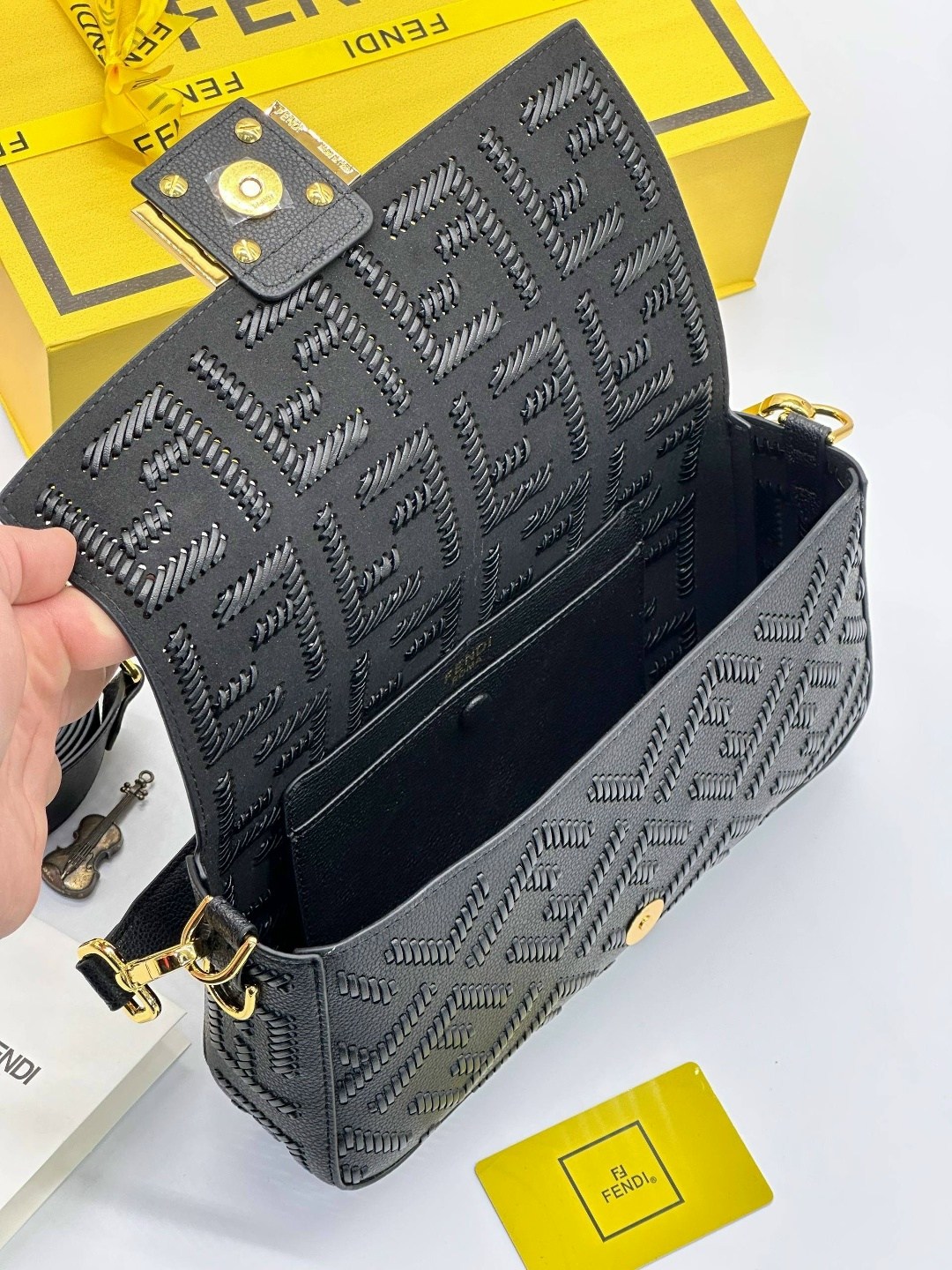 сумка фенди,fendi сумка,женская сумка fendi,fendi сумка на плечо,сумка fendi baguette