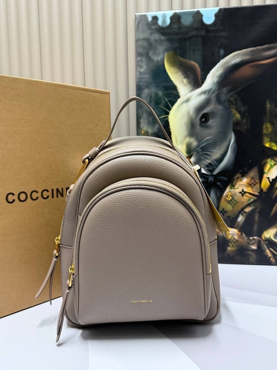 рюкзак coccinelle,женские рюкзаки,кожаный рюкзак молочного цвета coccinelle,рюкзак,рюкзак бежевый