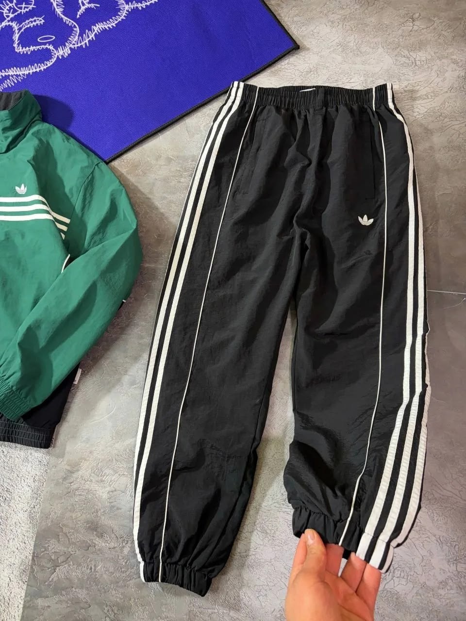 брюки спортивные adidas originals sst tp,штаны адидас,спортивный костюм adidas,брюки спортивные adidas originals,костюм адидас