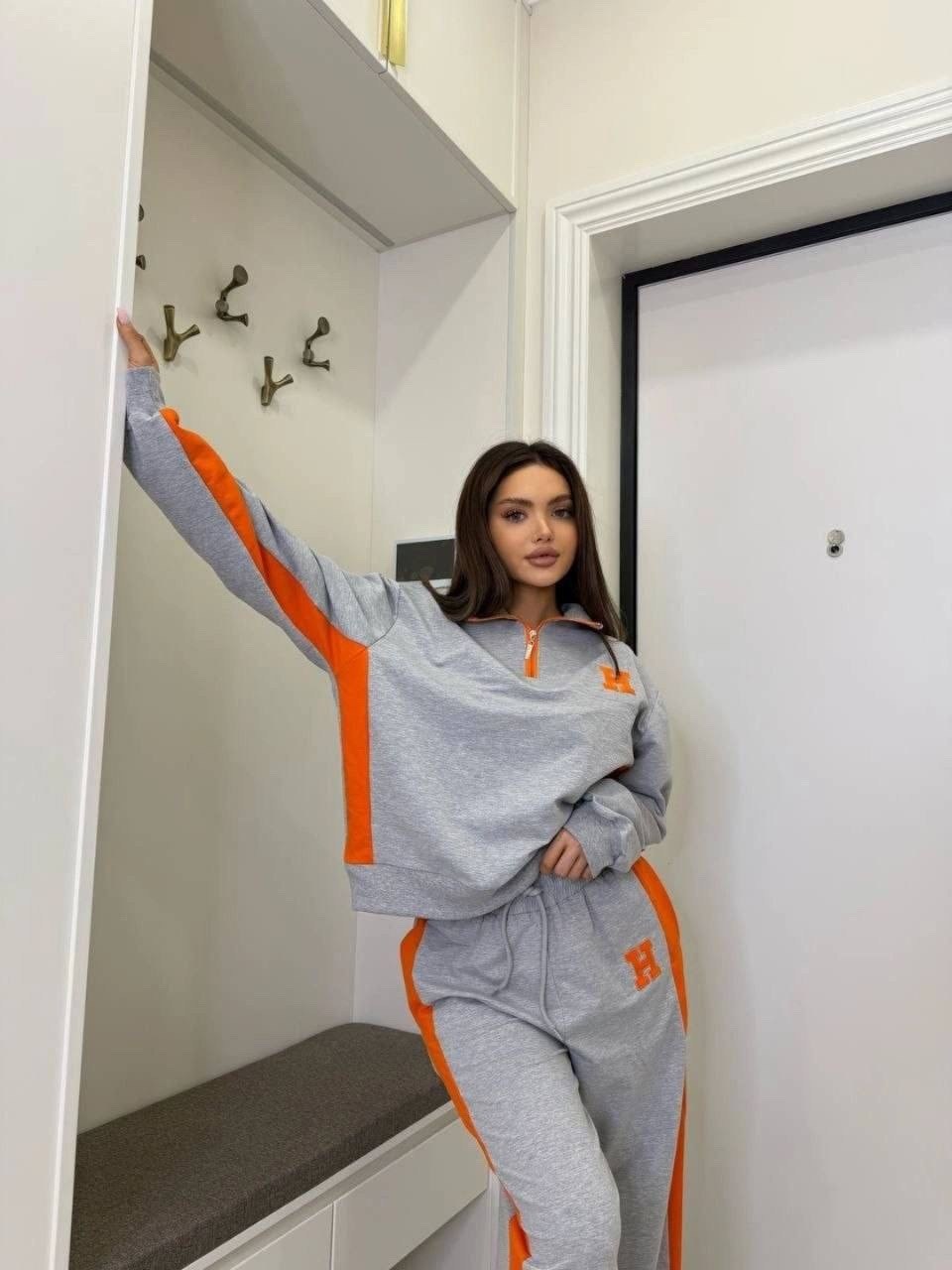 женский спортивный костюм,костюм женский с лампасами в спортивном стиле,спортивный костюм женски,спортивные костюм,стильные костюмы