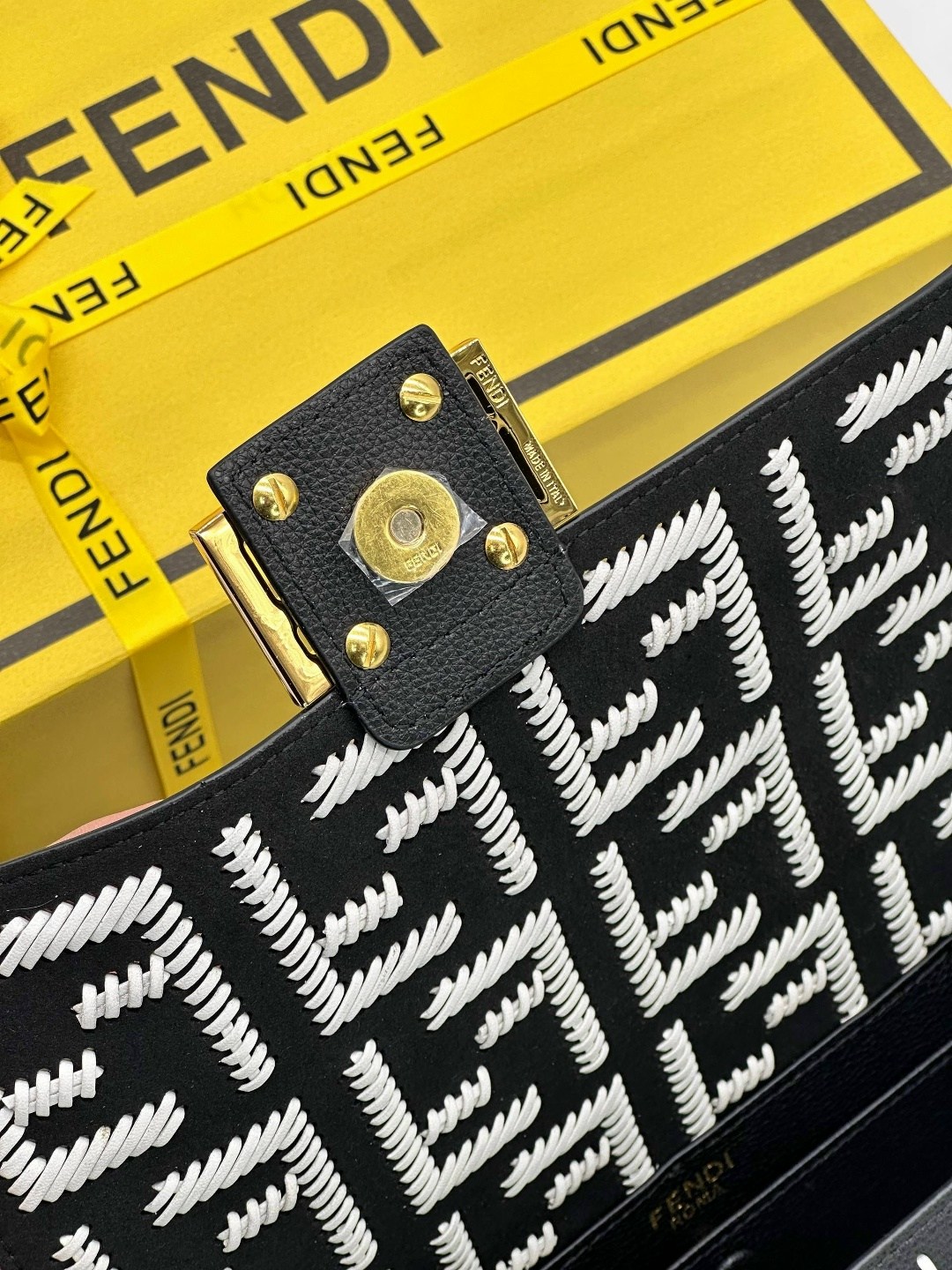 сумка fendi,fendi сумка на плечо,сумка фенди,женская сумка fendi,fendi сумка багет