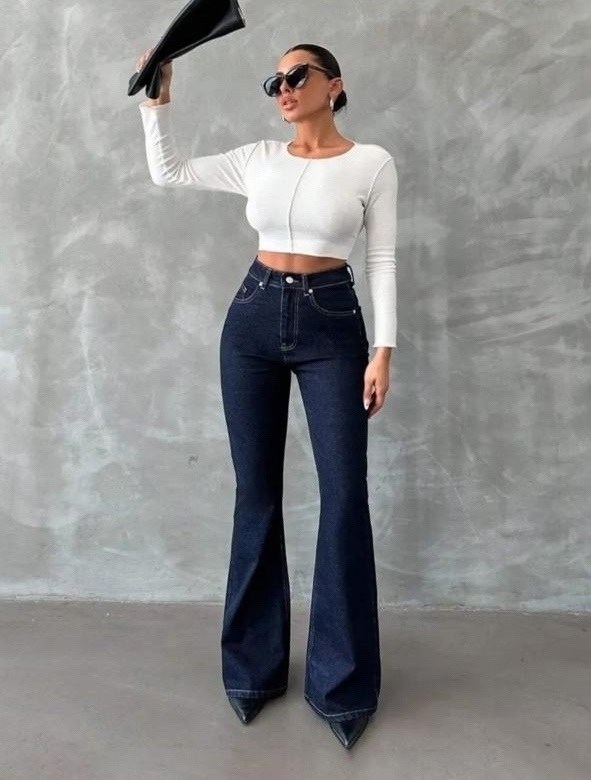 джинсы женские клеш,джинсы женские клеш с высокой посадкой,джинсы женские клеш от колена синие модные,джинсы клеш от колена прямые,расклешенные джинсы