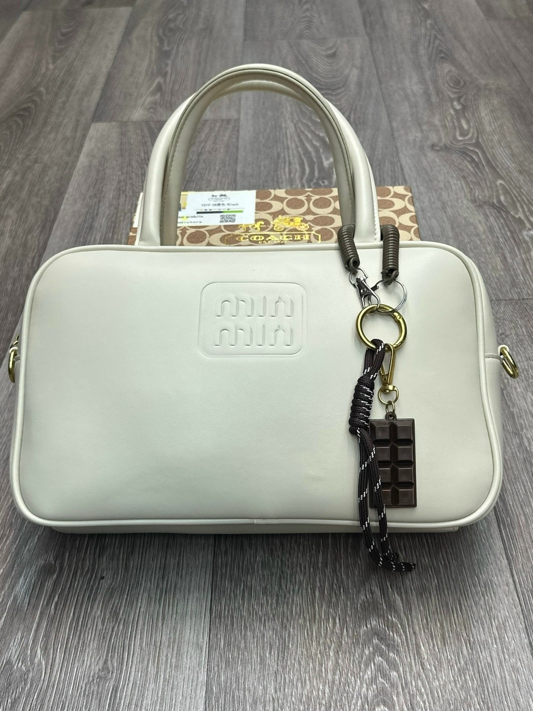 женская кожаная сумка miu miu arcadie mini белая,miu miu сумка,белые женские сумки miu miu,сумка женская miu miu,сумка