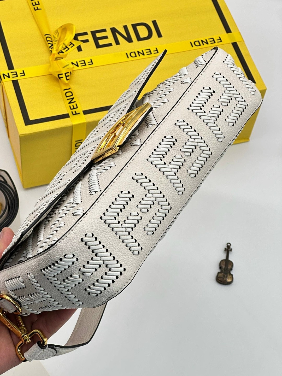 сумка fendi,женская сумка fendi,fendi сумка на плечо,сумка fendi baguette,fendi сумка багет