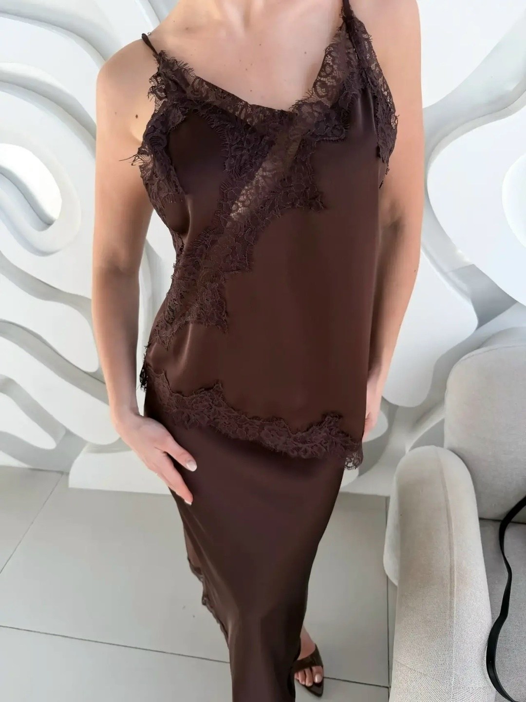 шоколадное платье комбинация,шелковое платье комбинация миди шоколадного цвета коричневое,шелковое платье комбинация,шелковое платье,платье комбинация
