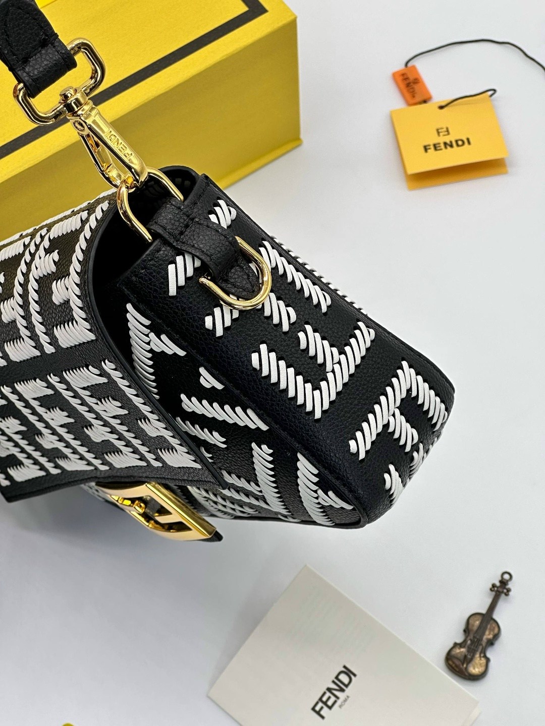 сумка fendi,fendi сумка на плечо,сумка фенди,женская сумка fendi,fendi сумка багет