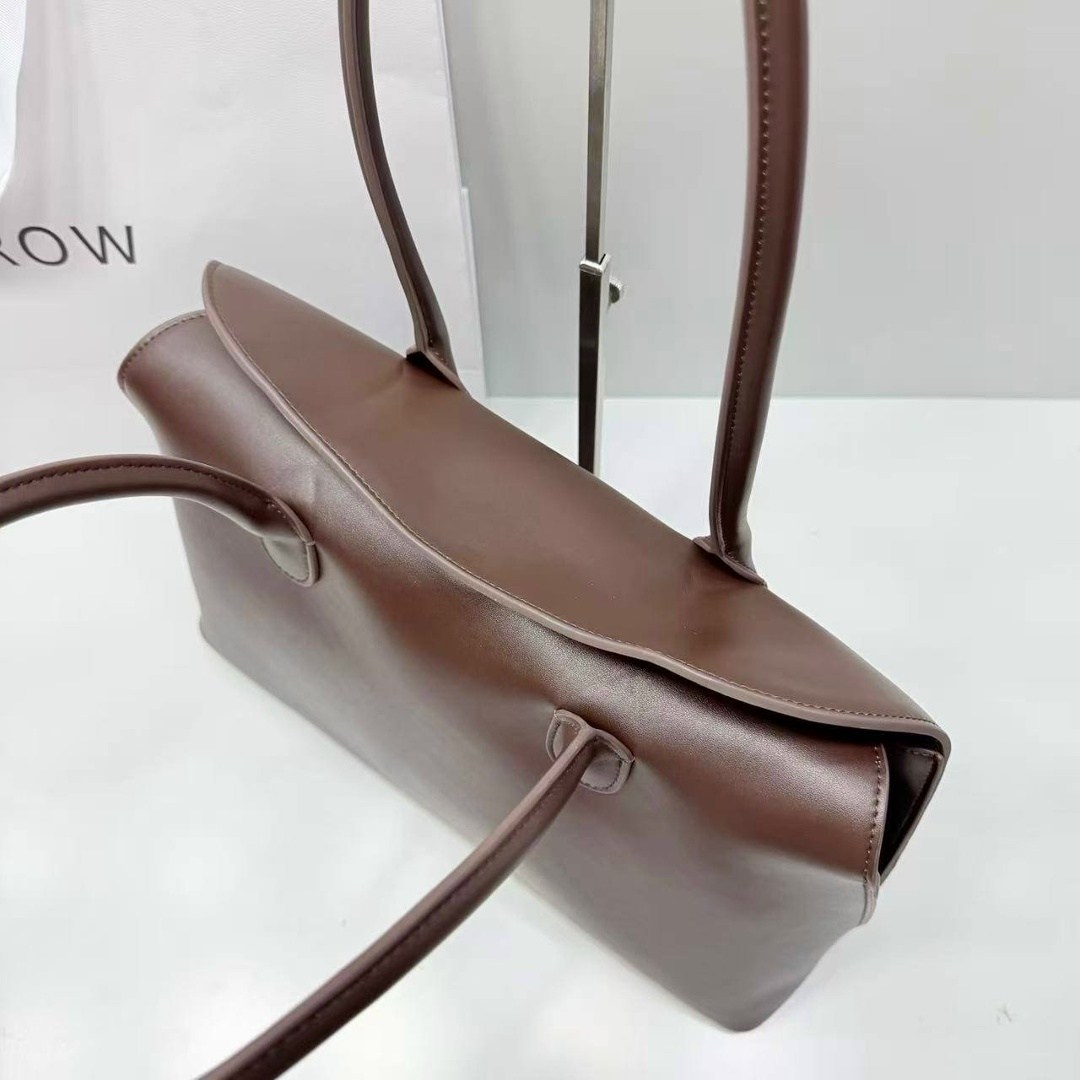 темно-коричневая кожаная сумка the row soft margaux 15,сумка the row,сумка-the-row-margaux-12-темно-коричневая,женская кожаная сумка the row margaux 17 темно-коричневая,темно-коричневая кожаная сумка