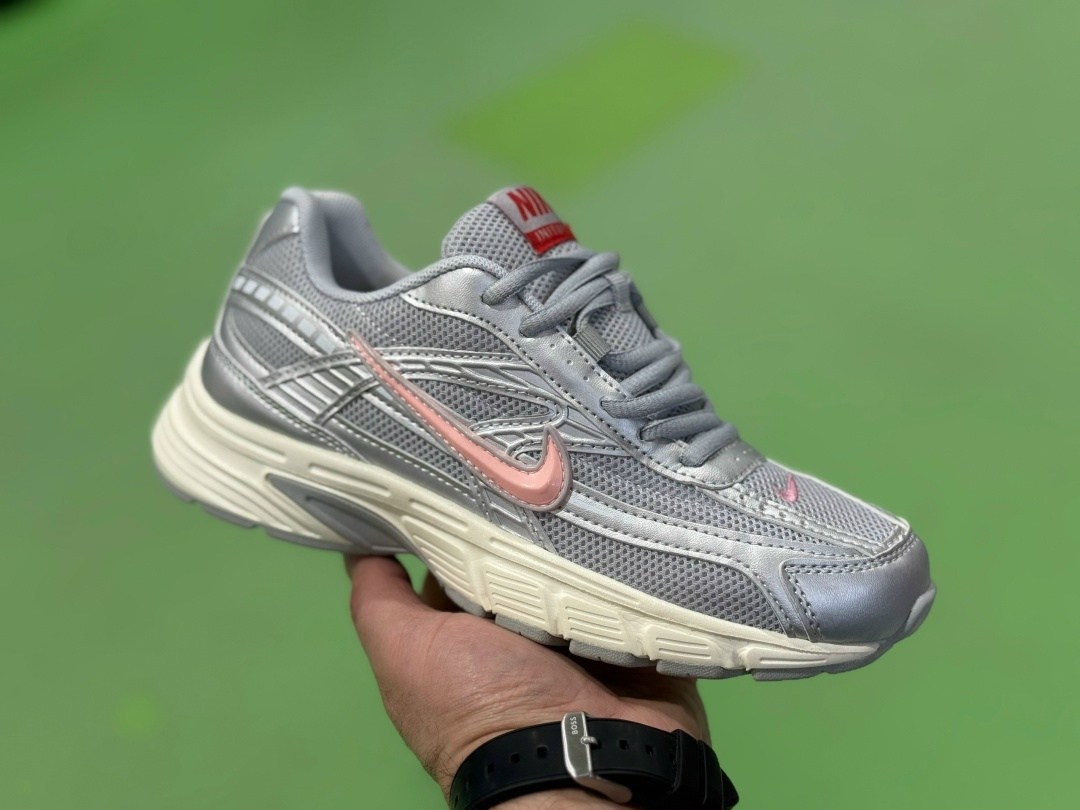 кроссовки nike initiator,кроссовки nike,повседневные кроссовки,мужские беговые кроссовки initiator от finish line nike бежевый,nike initiator